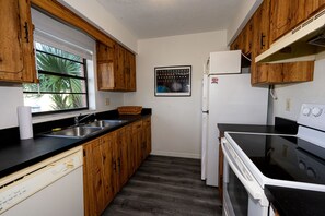 Private kitchen - Spacious, privet entry retreat 2 min walk to Worlds Famous Beach! (Daytona Beach Shores)