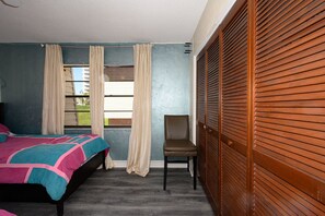 2 bedrooms, iron/ironing board, Internet, bed sheets - Spacious, privet entry retreat 2 min walk to Worlds Famous Beach! (Daytona Beach Shores)