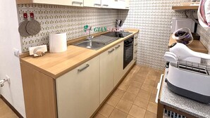Uma cozinha compacta com pia, fogão e bancada.