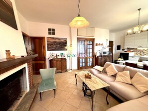 TV - Sleeps 5 – Paese Nuovo Area – Ref. DolceTramonto-Rif. Dolce Tramonto (San Vincenzo)