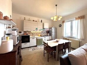 Jääkaappi, mikroaaltouuni, uuni, astianpesukone
