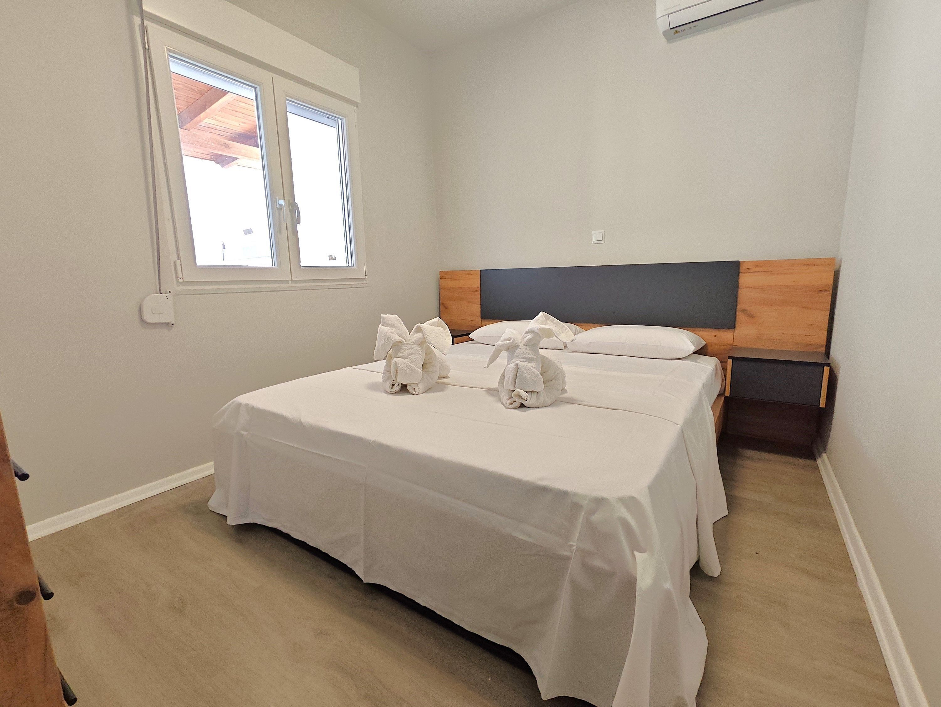 2 bedrooms, desk, iron/ironing board, travel cot