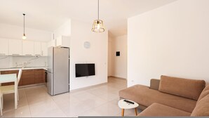Un apartamento moderno con cocina, comedor y sala de estar.