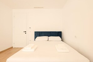 A room with a bed, a door, and a light fixture. - Private Pool Oasis | Beach Resort (Plazhi San Pietro)