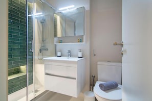 Shower, hair dryer, towels - Athena Urban Retreat Apartment (Athina)