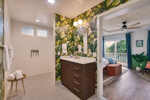 6 habitaciones, escritorio y tabla de planchar con plancha 