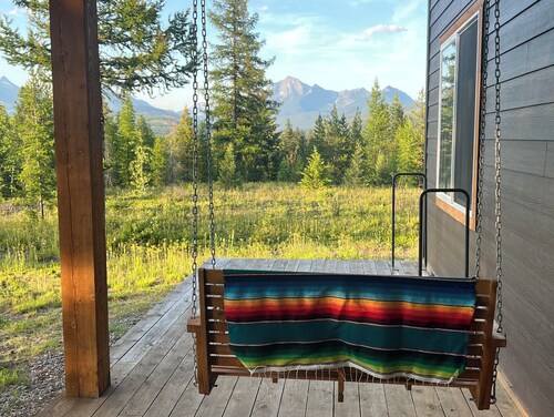 Rising Wolf Retreat: 4-Bedroom Cabin near Glacier National Park