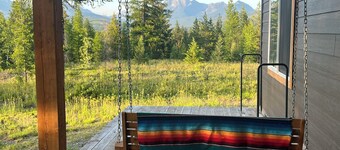 Rising Wolf Retreat: 4-Bedroom Cabin near Glacier National Park