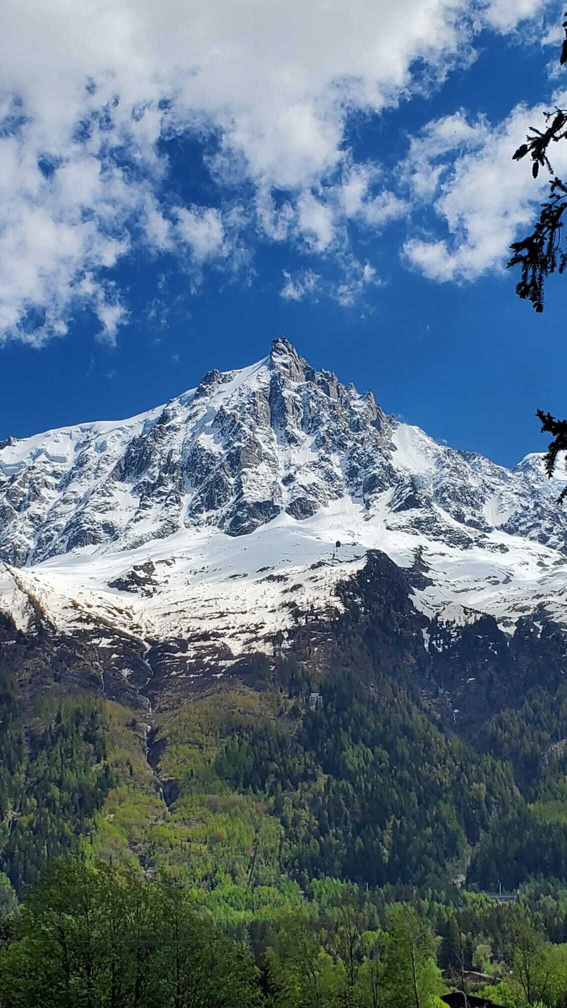 Un cim de muntanya cobert de neu amb un cel serè.