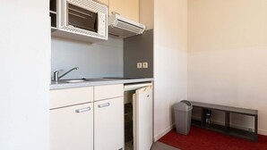 A compact kitchen with a microwave, sink, and dishwasher. - Charming apartment for 4 people near shops (Grasse)