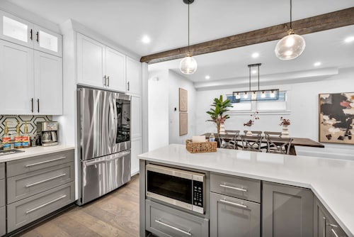 3 Homes | Hot Tub, Sauna & Pickleball Retreat