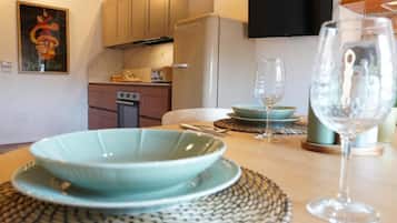 Deluxe Apartment, 4 Bedrooms, Private Bathroom | Dining