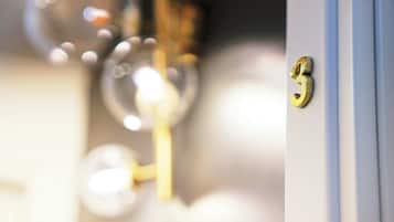 Leilighet – deluxe, 4 soverom, privat bad | Safe på rommet, strykejern/-brett og wi-fi (inkludert)