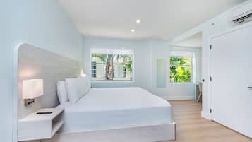 Ropa de cama de alta calidad y caja de seguridad en la habitación