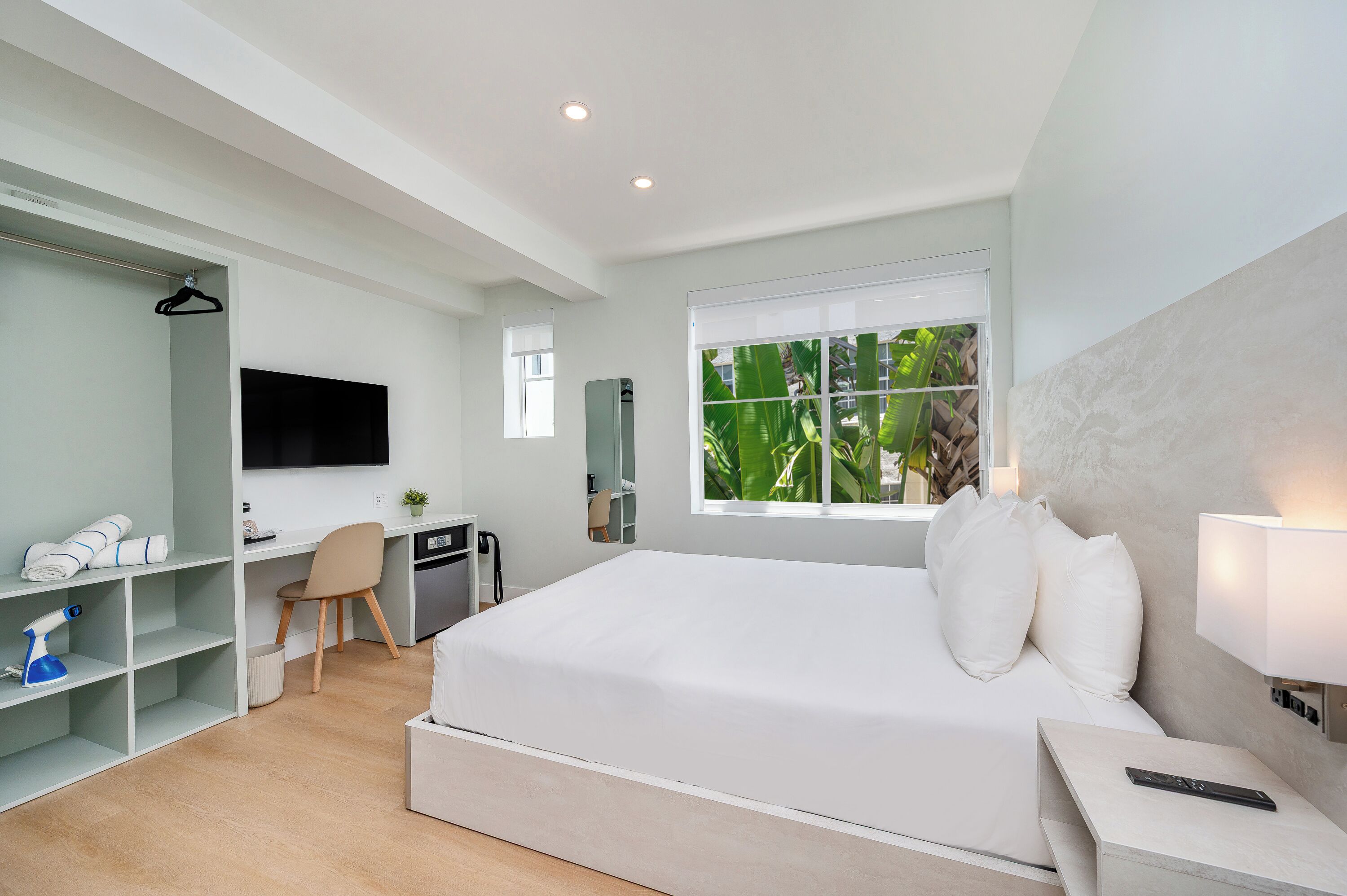 Tweepersoonskamer, 1 queensize bed | Luxe beddengoed, een kluis op de kamer, individueel gedecoreerd