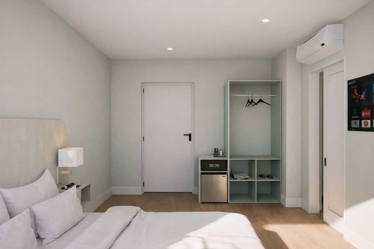 Chambre double, 1 grand lit, accessible aux personnes à mobilité réduite | Coffre-fort pour ordinateur portable, bureau