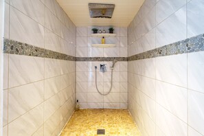 Douche, sèche-cheveux