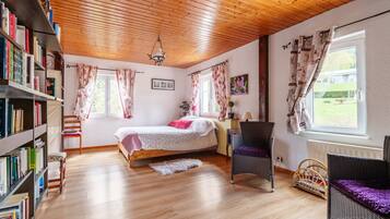 4 bedrooms, desk, iron/ironing board, WiFi