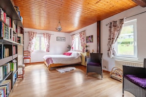 4 bedrooms, desk, iron/ironing board, WiFi - Forest Cottage Du Moulin for 10: Mountain View, Private Terrace & Wi-Fi (Raon-sur-Plaine)