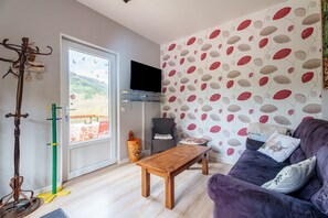 TV - Forest Cottage Du Moulin for 10: Mountain View, Private Terrace, and Wi-Fi (Raon-sur-Plaine)