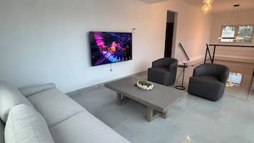 Executive Penthouse, 3 Bedrooms, City View | Living area