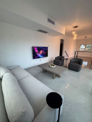 Executive Penthouse, 3 Bedrooms, City View | Living area - Ashford Apartments (San Juan)