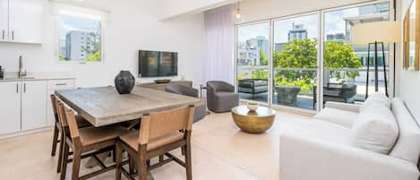 Appartement Deluxe, 3 chambres, vue ville | Coin séjour