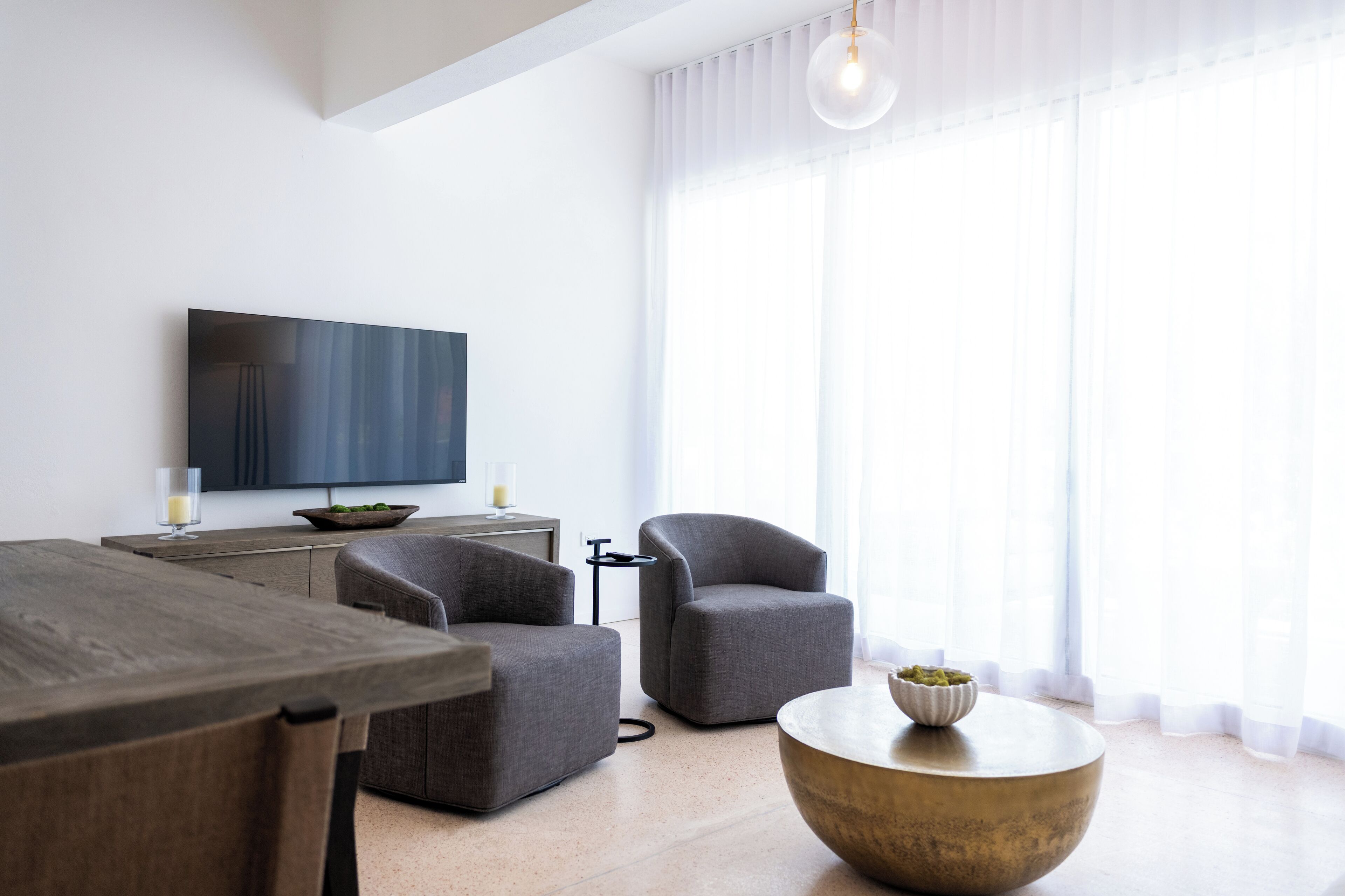 Deluxe appartement, 3 slaapkamers, uitzicht op stad | Woonruimte | Een 40-inch smart-tv met digitale zenders