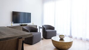 Deluxe-íbúð - 3 svefnherbergi - borgarsýn | Stofa | 40-tommu snjallsjónvarp með stafrænum rásum