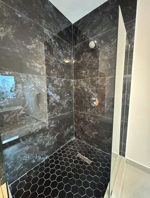 Executive penthouse, 3 slaapkamers, uitzicht op de stad | Badkamer met douche