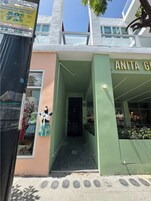 Fachada verde con un letrero que dice "ANITA G."