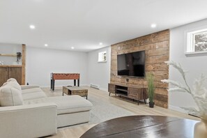 Televisión y chimenea 