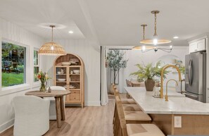 House - 7 BDR Retreat w Guest Houses Waterfall Trail (Hendersonville)