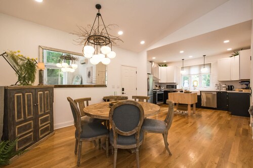 Tranquil 2BR Escape w Zen Garden Waterfall View