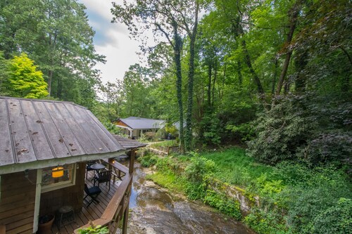 Tranquil 2BR Escape w Zen Garden Waterfall View