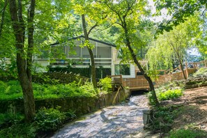 House, Accessible - Luxe 3BR w Private Waterfall 15 min to Town (Hendersonville)