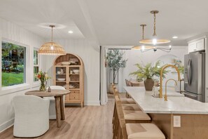 House, Accessible - Luxe 3BR w Private Waterfall 15 min to Town (Hendersonville)