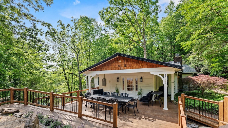 5BR Estate w Guesthouse Private Waterfall Trail