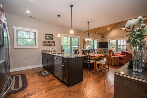 3BR Retreat Ensuite Baths Fire Pit