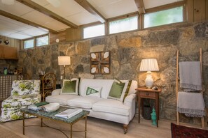 Room - Stone Studio Lakefront Pool Access (Flat Rock)