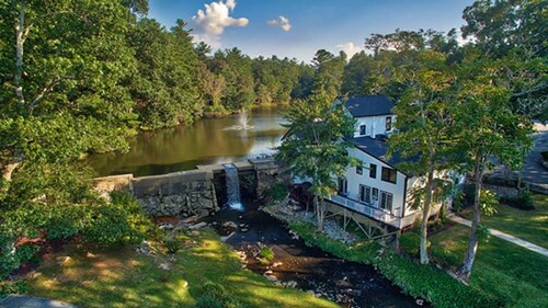 Stone Studio Lakefront Pool Access