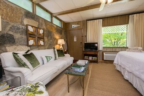 Room - Stone Studio Lakefront Pool Access (Flat Rock)