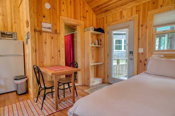 Suite - Cozy Guest Cabin Pet Friendly Secluded Peaceful (Chimney Rock)