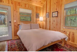 Suite - Cozy Guest Cabin Pet Friendly Secluded Peaceful (Chimney Rock)