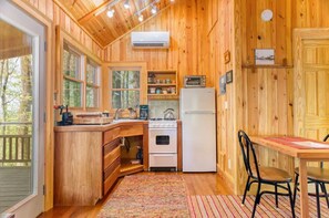 Suite - Cozy Guest Cabin Pet Friendly Secluded Peaceful (Chimney Rock)