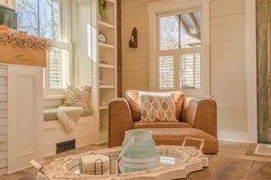 House | 2 bedrooms, Internet - Rustic-chic 2BR Cabin w Clawfoot Tub Near Trails (Hendersonville)