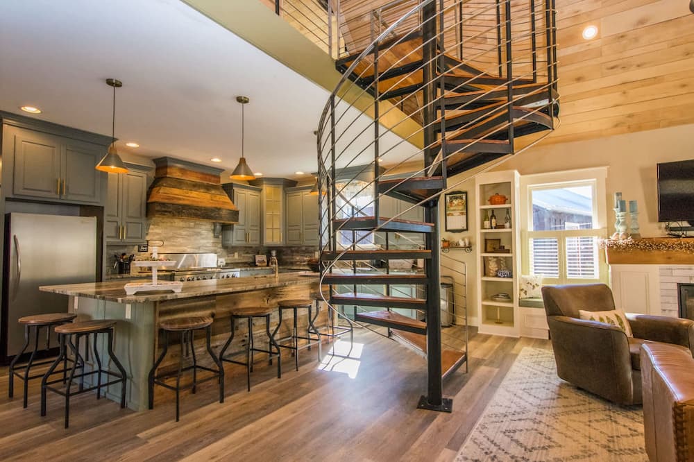 Rustic-chic 2BR Cabin w Clawfoot Tub Near Trails - Edneyville, NC