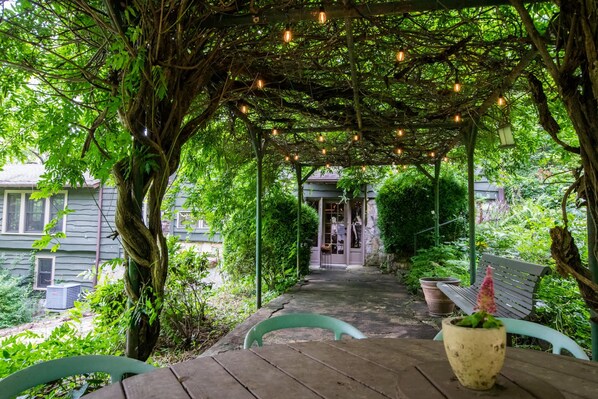 House - Spacious 4BR w Fireplace Ping Pong Free Tix (Hendersonville)