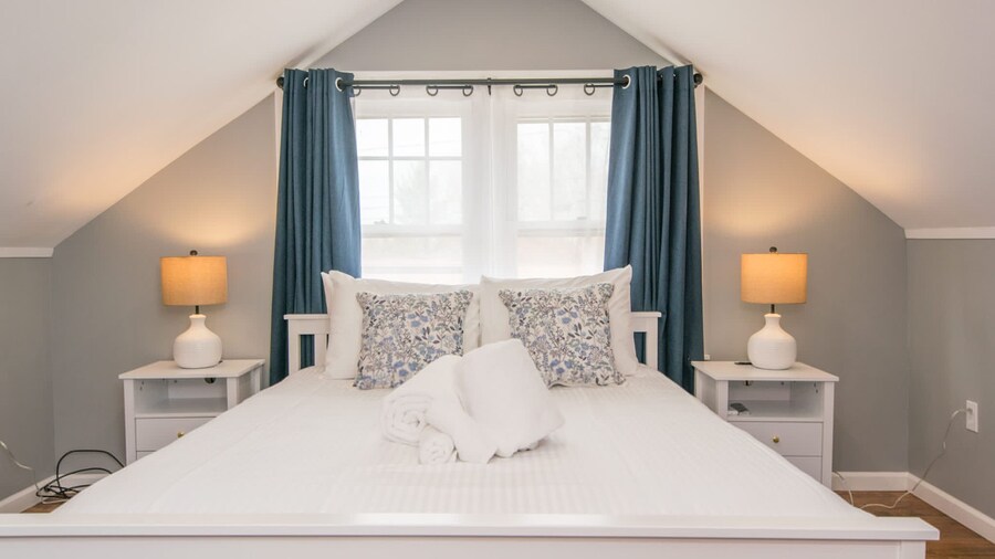 Cozy 3BR w Free Attraction Tix 6 Mins to Town