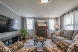 House - Cozy 3BR w Free Attraction Tix 6 Mins to Town (East Flat Rock)